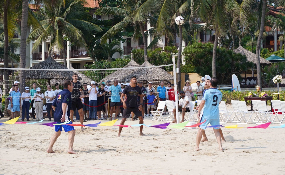 Người dân địa phương lẫn du khách được đón xem trận cầu giữa các huyền thoại với đội Việt Nam trên sân vận động Hoà Xuân, giao lưu với cầu thủ Rivaldo, huấn luyện viên Dunga, Lucio, Ze’ Carlos, Giovanni, Kleberson, Edmilson, Paulo Sergio... ngay trên bãi biển Đà Nẵng.