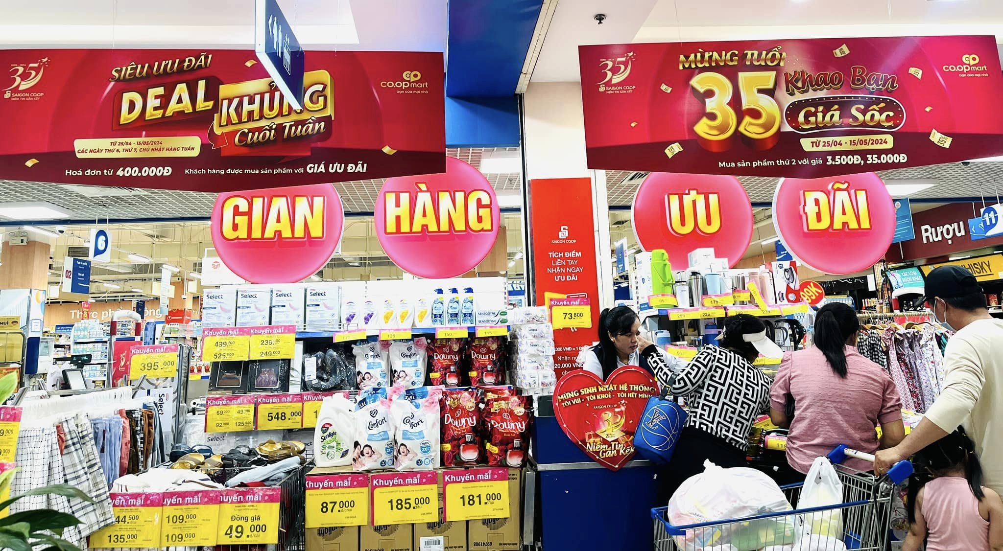 Nhiều mặt hàng thiết yếu khuyến mãi, giảm giá thu hút người mua