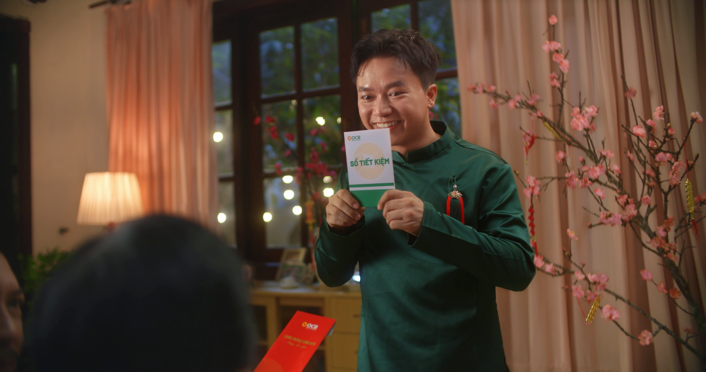 MV “Về nhà là có Tết” OCB kết hợp với ca, nhạc sĩ Bùi Công Nam đã gây được tiếng vang lớn trên thị trường MV “Về nhà là có Tết” OCB kết hợp với ca, nhạc sĩ Bùi Công Nam đã gây được tiếng vang lớn trên thị trường