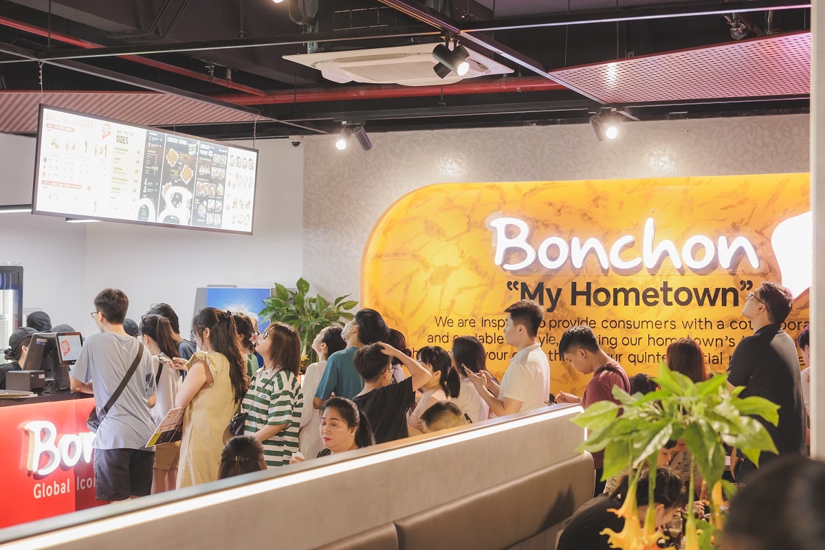 Du khách xếp hàng thưởng thức đặc sản gà rán chuẩn Hàn lần đầu tiên ra mắt tại K-Town