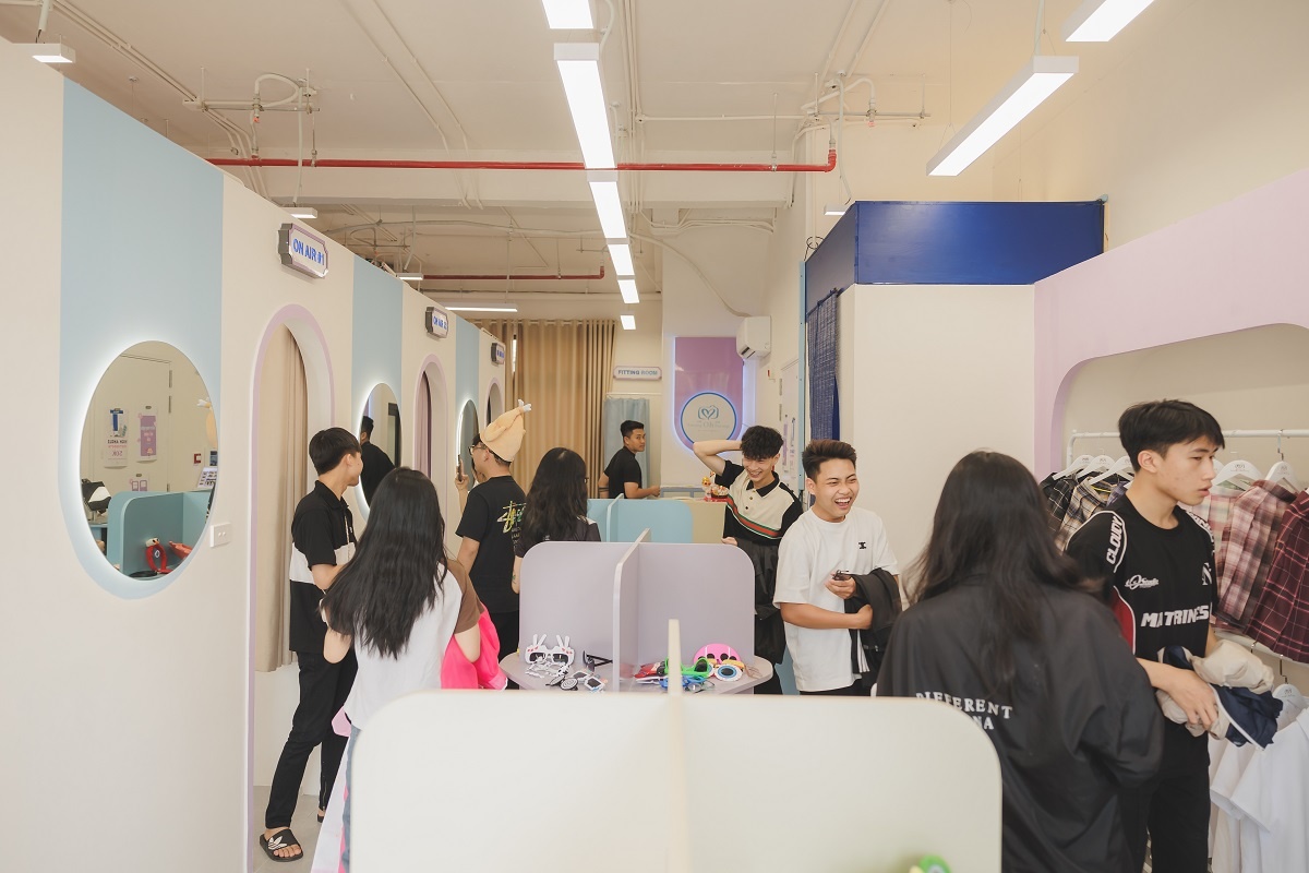 Du khách tập nập mua sắm, ăn uống tại các tuyến phố Grand World