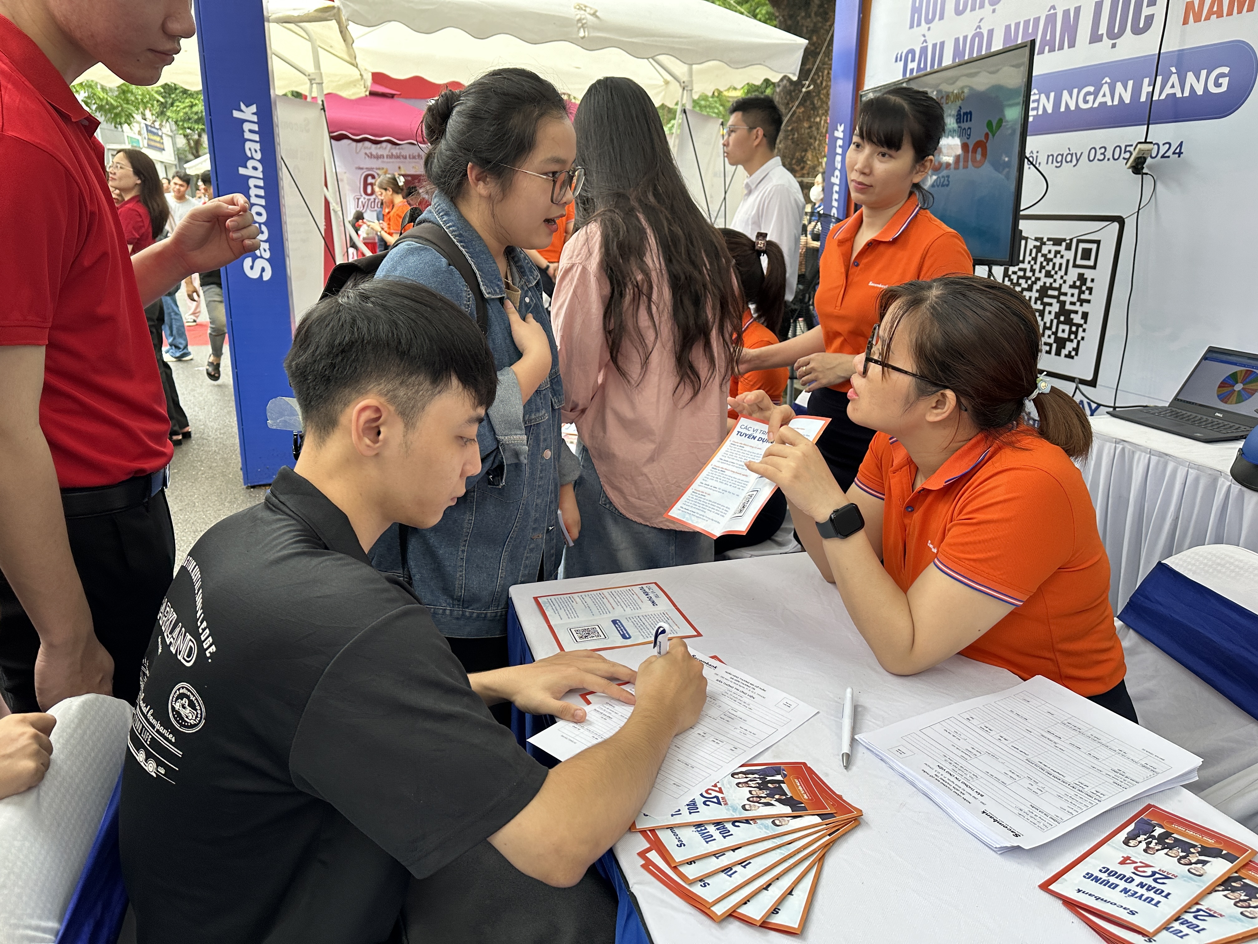 “Hội chợ việc làm - Cầu nối nhân lực 2024” thu hút hàng nghìn lượt tham gia của sinh viên