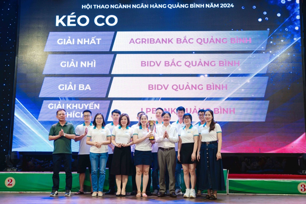 Trao thưởng cho các vận động viên.