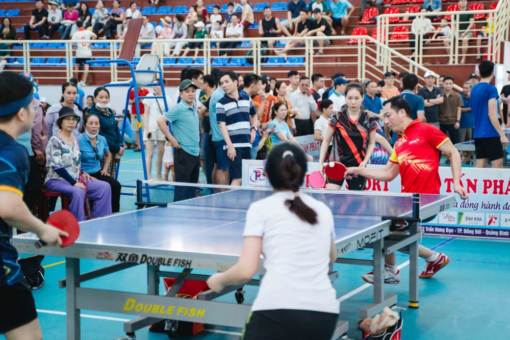 Các vận động viên thi đấu môn bóng bàn.