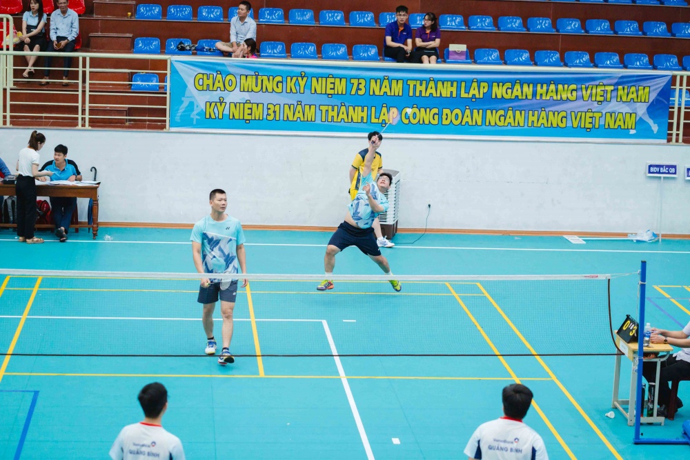 Các vận động viên thi đầu môn cầu lông.