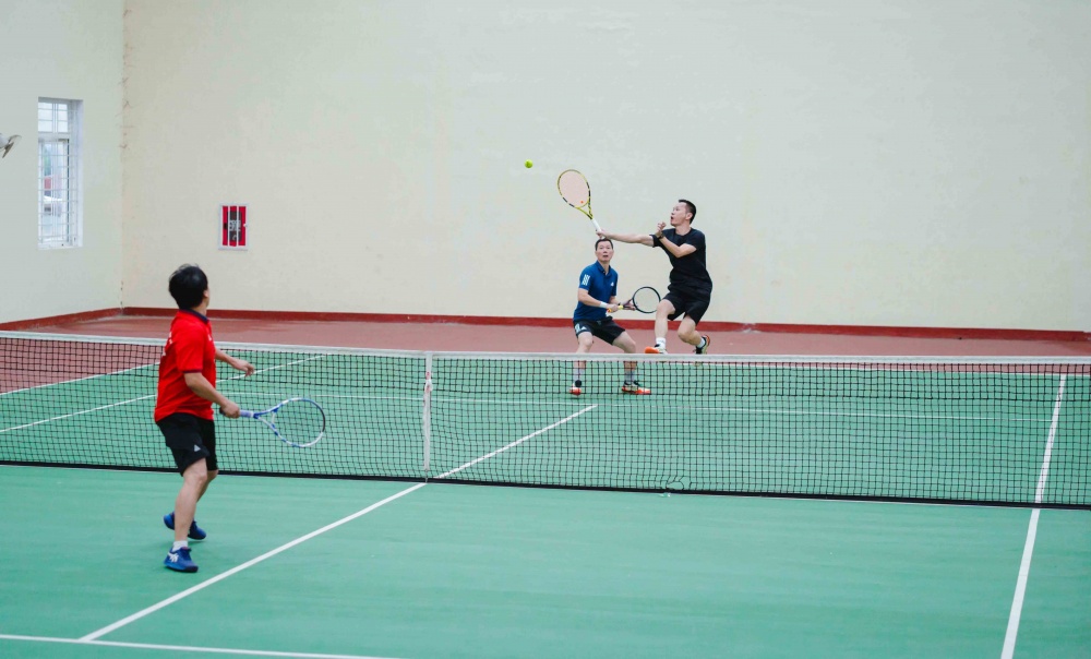 Các vận động viên thi đầu môn quần vợt.