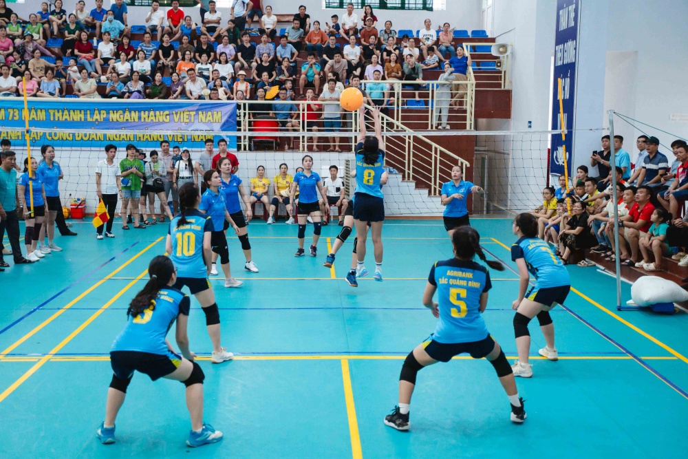 Các vận động viên thi đầu môn bóng chuyền hơi.