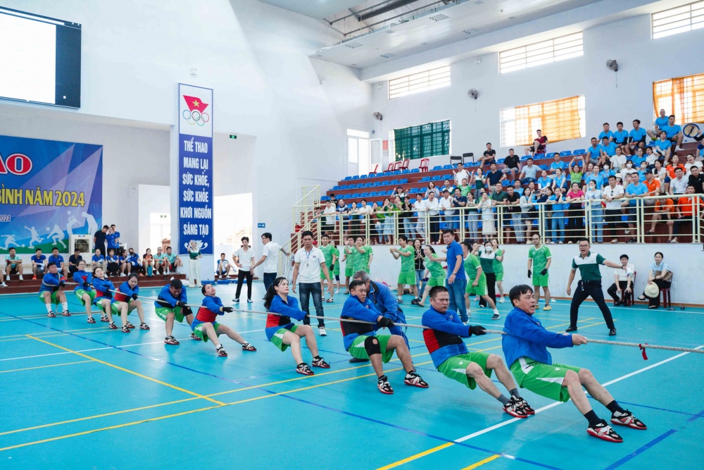 Các vận động viên thi đầu môn kéo co.