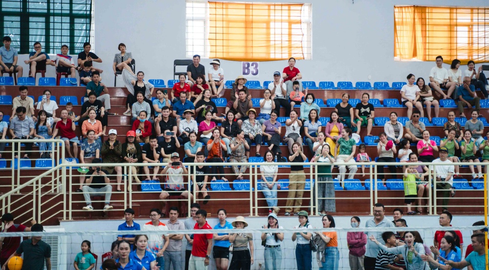 Hội thao Ngân hàng Quảng Bình năm 2024 thu hút đông đảo đến xem và cổ vũ.