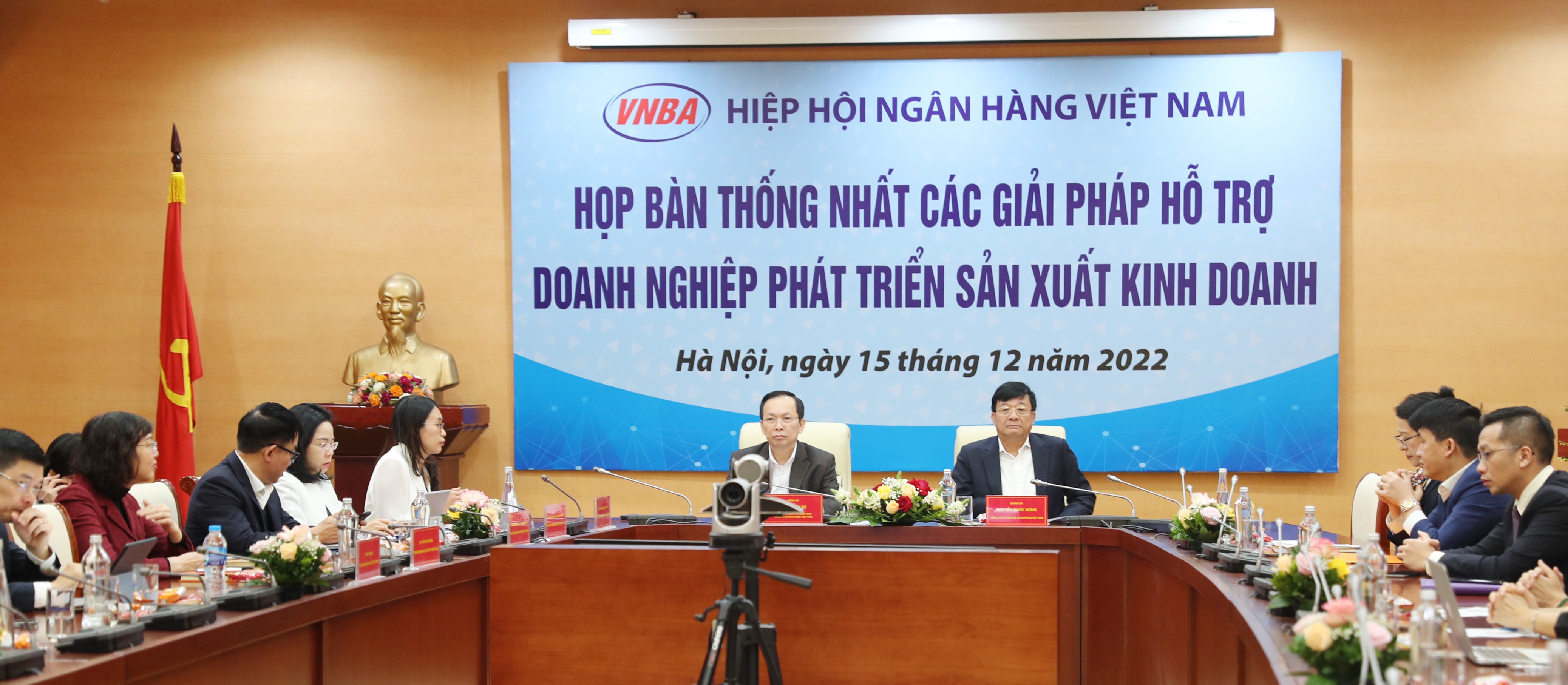 Ông Đào Minh Tú - Phó Thống đốc Thường trực NHNN Việt Nam và ông Nguyễn Quốc Hùng - Phó Chủ tịch kiêm Tổng Thư ký HHNH Việt Nam đồng chủ trì buổi họp bàn thống nhất giải pháp hỗ trợ doanh nghiệp phát triển sản xuất kinh doanh (tháng 12/2022) Ông Đào Minh Tú - Phó Thống đốc Thường trực NHNN Việt Nam và ông Nguyễn Quốc Hùng - Phó Chủ tịch kiêm Tổng Thư ký HHNH Việt Nam đồng chủ trì buổi họp bàn thống nhất giải pháp hỗ trợ doanh nghiệp phát triển sản xuất kinh doanh (tháng 12/2022)