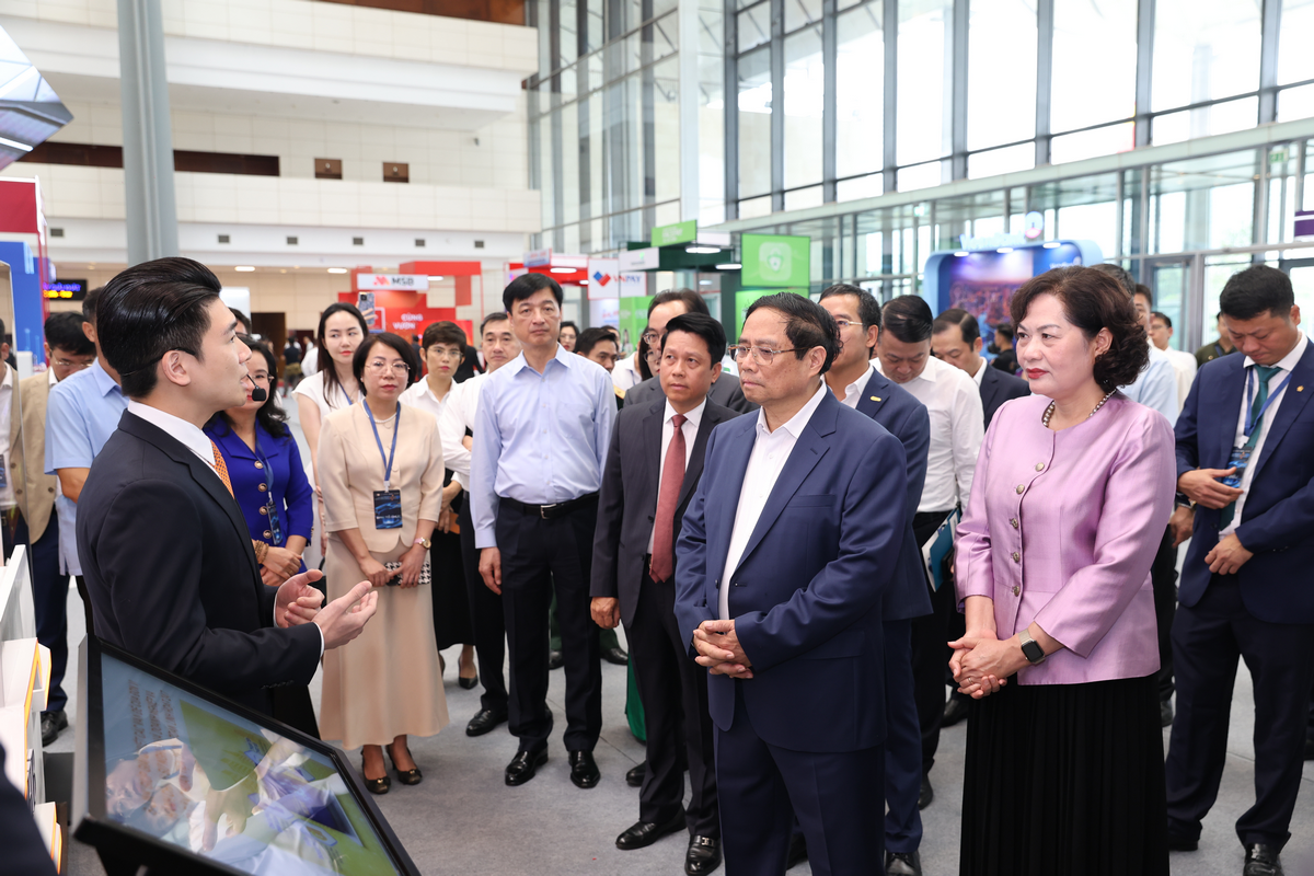 Thủ tướng Chính phủ tham quan triển lãm sản phẩm, công nghệ chuyển đổi số ngành Ngân hàng