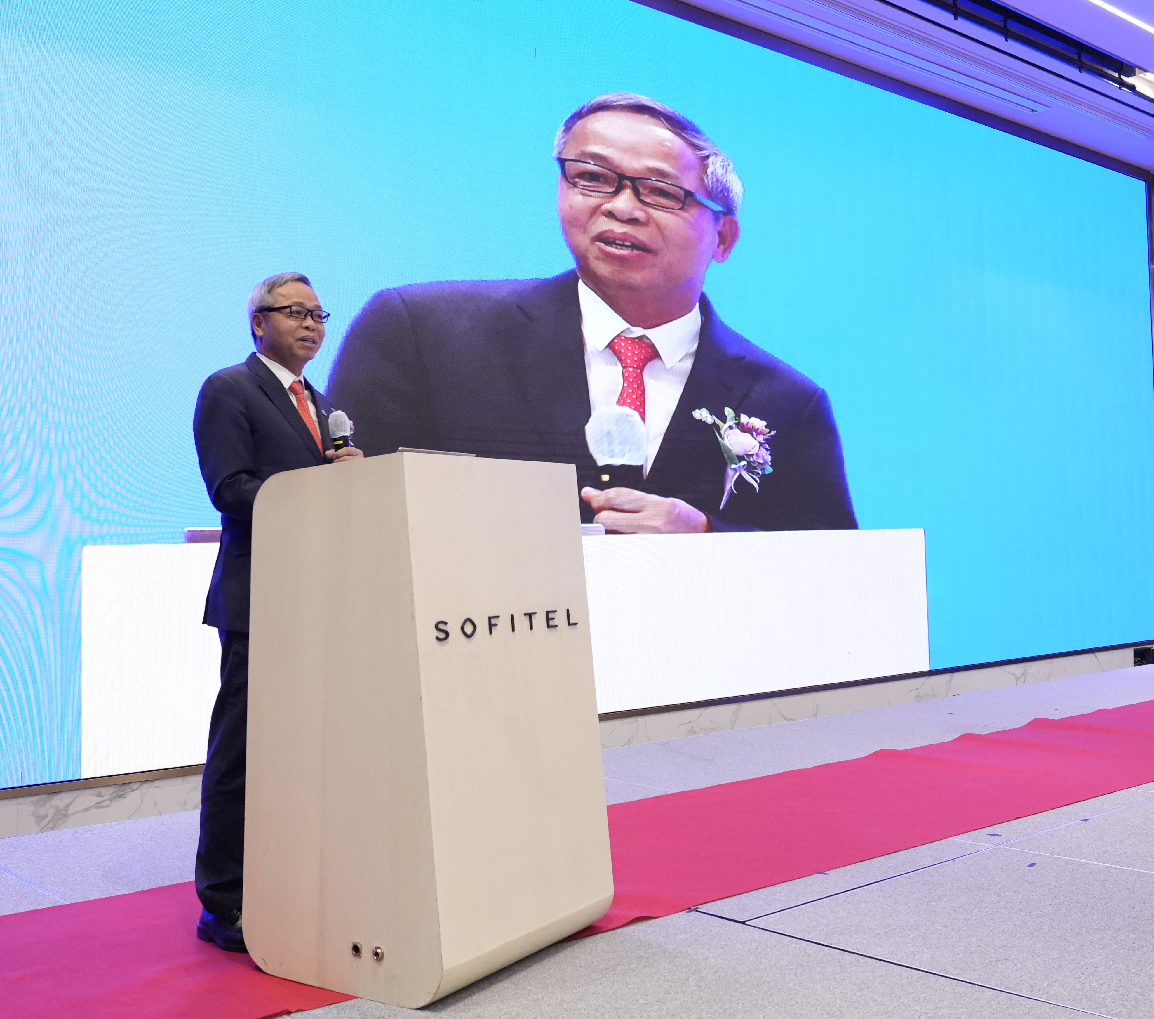 Chủ tịch Nguyễn Trung Chính phát biểu tại lễ khai trương CMC Korea. Chủ tịch Nguyễn Trung Chính phát biểu tại lễ khai trương CMC Korea.