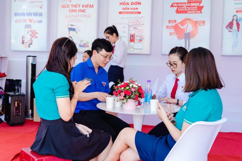 TCTD trên địa bàn Phú Yên bám sát chỉ đạo, hướng dẫn của hội sở chính để triển khai thực hiện tốt: quá trình chuyển đổi số trong hoạt động ngân hàng; đẩy mạnh thanh toán không dùng tiền mặt.