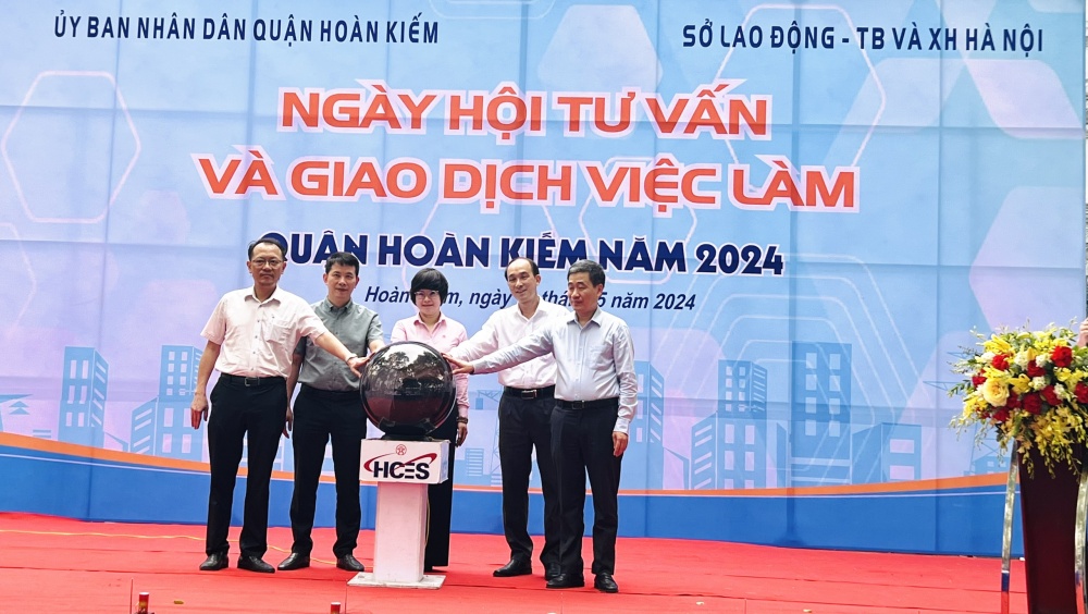 Các đại biểu khởi động Ngày hội tư vấn và giao dịch việc làm quận Hoàn Kiếm năm 2024