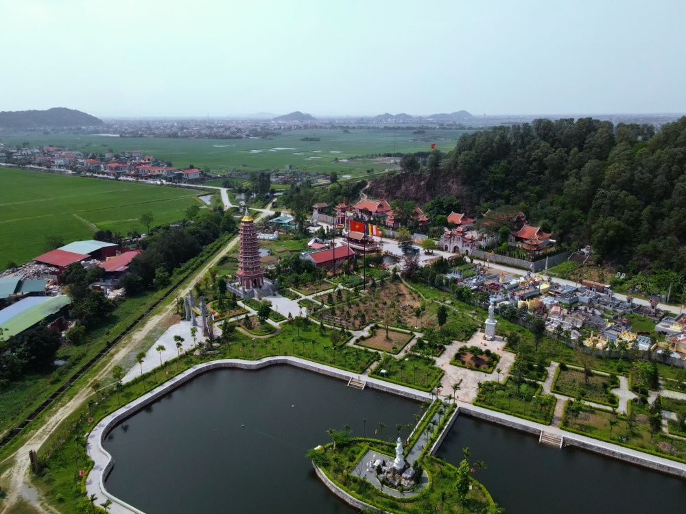 Chùa Hổ Sơn nhìn từ trên cao xuống 