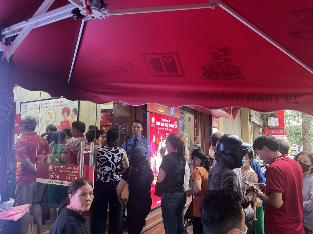 Giá vàng biến động mạnh, người dân cần thận trọng khi mua vàng