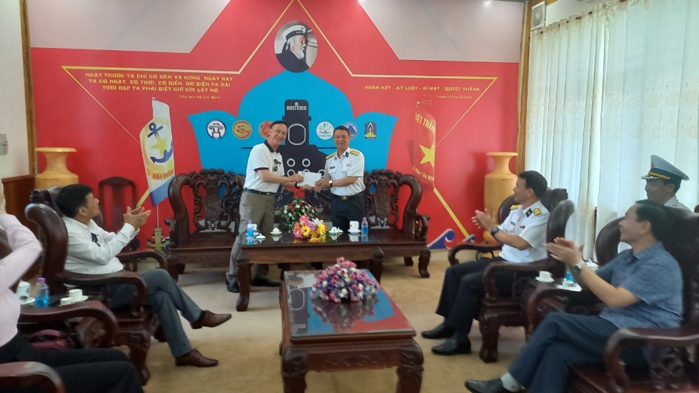 Ông Cao Văn Bình, Trưởng đoàn công tác tặng quà cho Lữ đoàn 189 Hải Quân. Ông Cao Văn Bình, Trưởng đoàn công tác tặng quà cho Lữ đoàn 189 Hải Quân.
