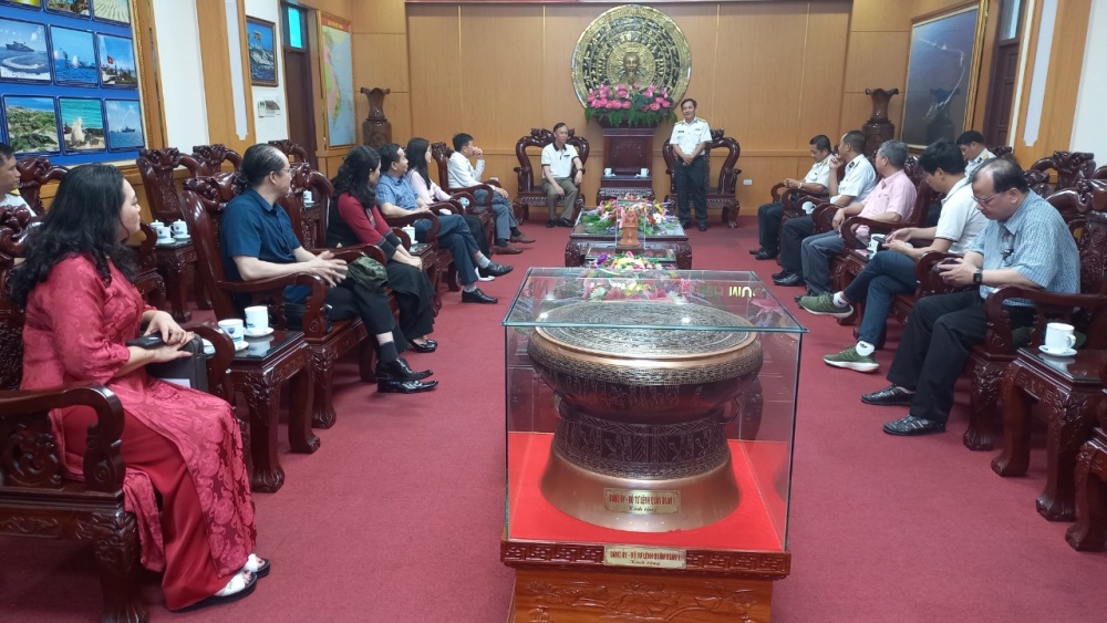 Chuẩn đô đốc Ngô Văn Thuân, Chính ủy Bộ tư lệnh Vùng 4 Hải Quân đã cám ơn Đoàn công tác cũng như ngành Ngân hàng đã dành sự quan tâm cho huyện đảo Trường Sa. Chuẩn đô đốc Ngô Văn Thuân, Chính ủy Bộ tư lệnh Vùng 4 Hải Quân đã cám ơn Đoàn công tác cũng như ngành Ngân hàng đã dành sự quan tâm cho huyện đảo Trường Sa.