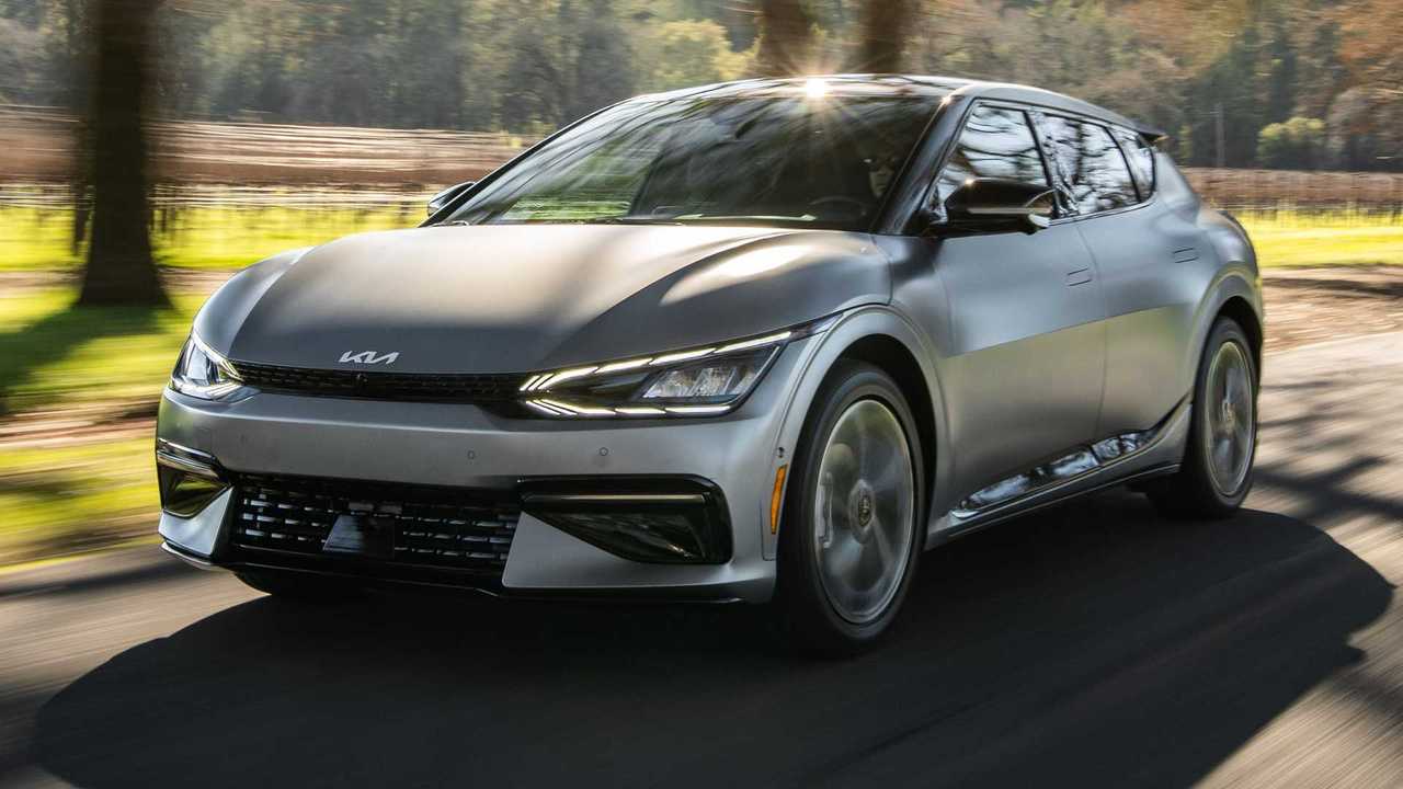 Kia EV6 2024 ra mắt: Pin 84 kWh, đi 495km/sạc, nhiều nâng cấp đáng chú ý, khách Việt vẫn ngóng đợi- Ảnh 2. Kia EV6 2024 ra mắt: Pin 84 kWh, đi 495km/sạc, nhiều nâng cấp đáng chú ý, khách Việt vẫn ngóng đợi- Ảnh 2.