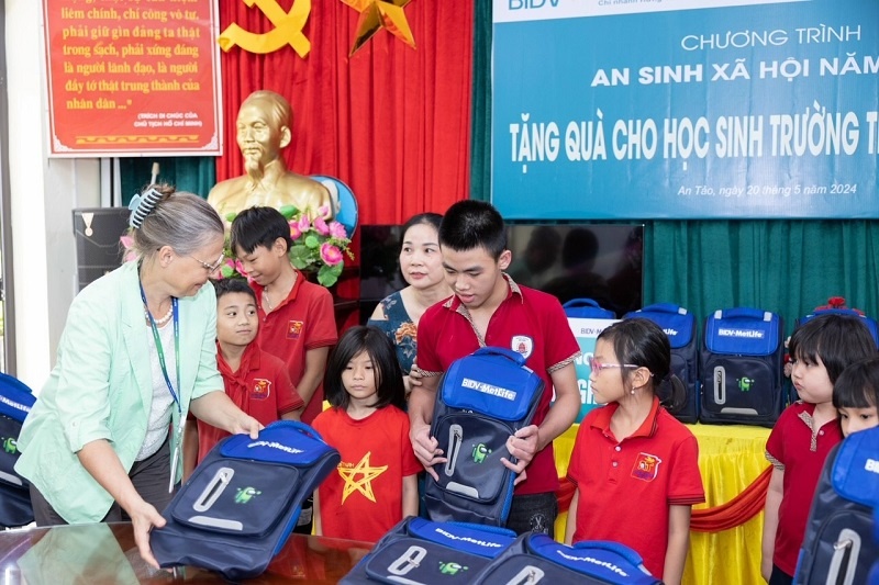 Bà Elena Butarova trao quà cho các em học sinh có hoàn cảnh khó khăn tại trường Tiểu học An Tảo
