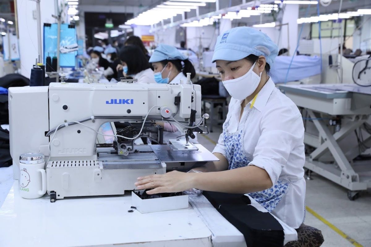 Chuyển đổi số, chuyển đổi xanh giúp doanh nghiệp tăng lợi thế cạnh tranh. Chuyển đổi số, chuyển đổi xanh giúp doanh nghiệp tăng lợi thế cạnh tranh.