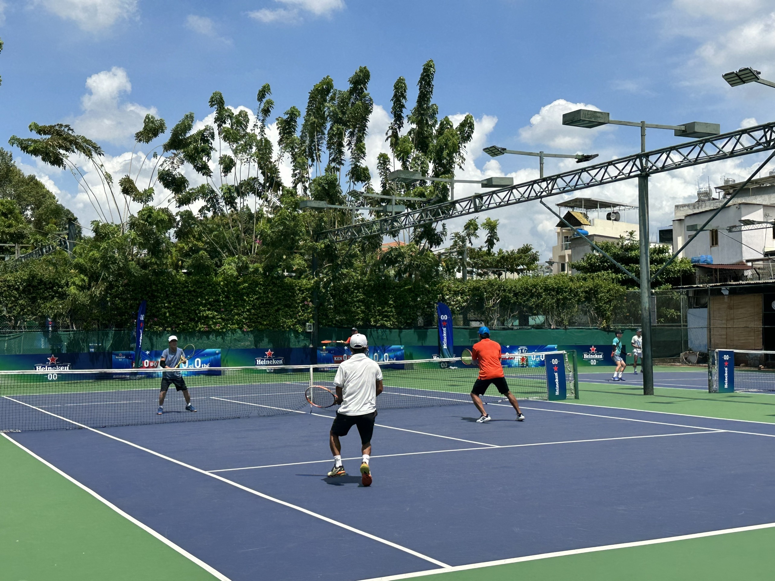 Các vận động viên bước vào thi đấu ngay sau lễ khai mạc