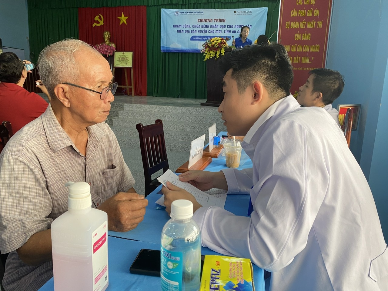 Agribank hỗ trợ khám chữa bệnh miễn phí cho người nghèo tại Chợ Mới