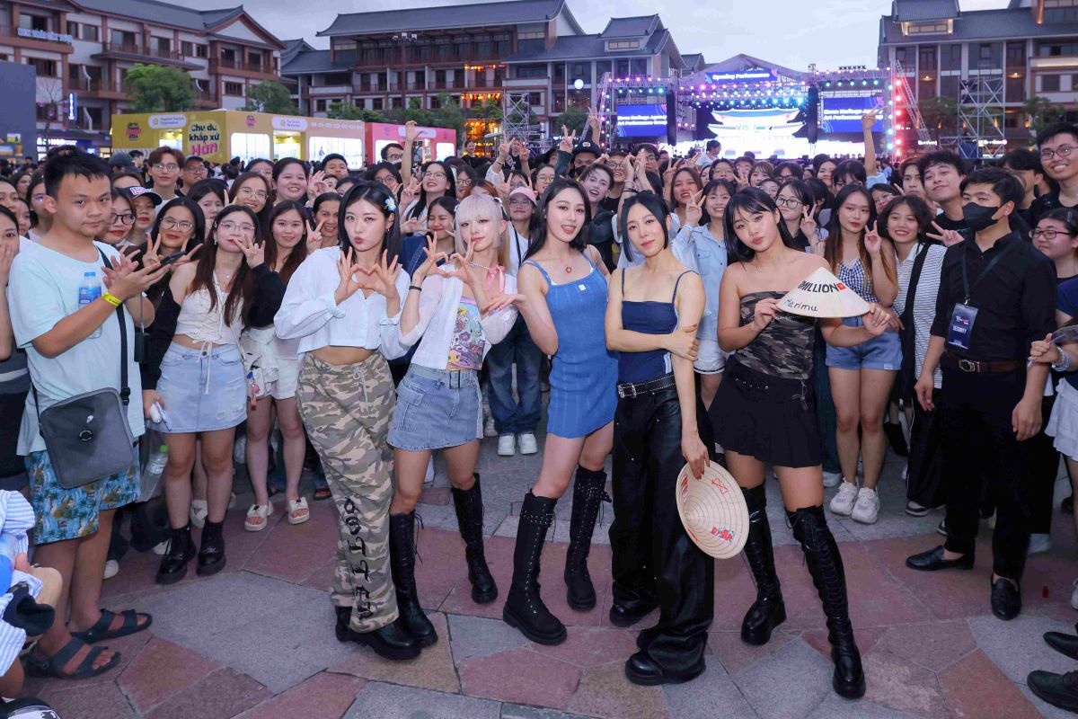 Dàn sao Hàn cùng hàng vạn tín đồ Hallyu khuynh đảo “Trung tâm Hàn Quốc mới tại Hà Nội”