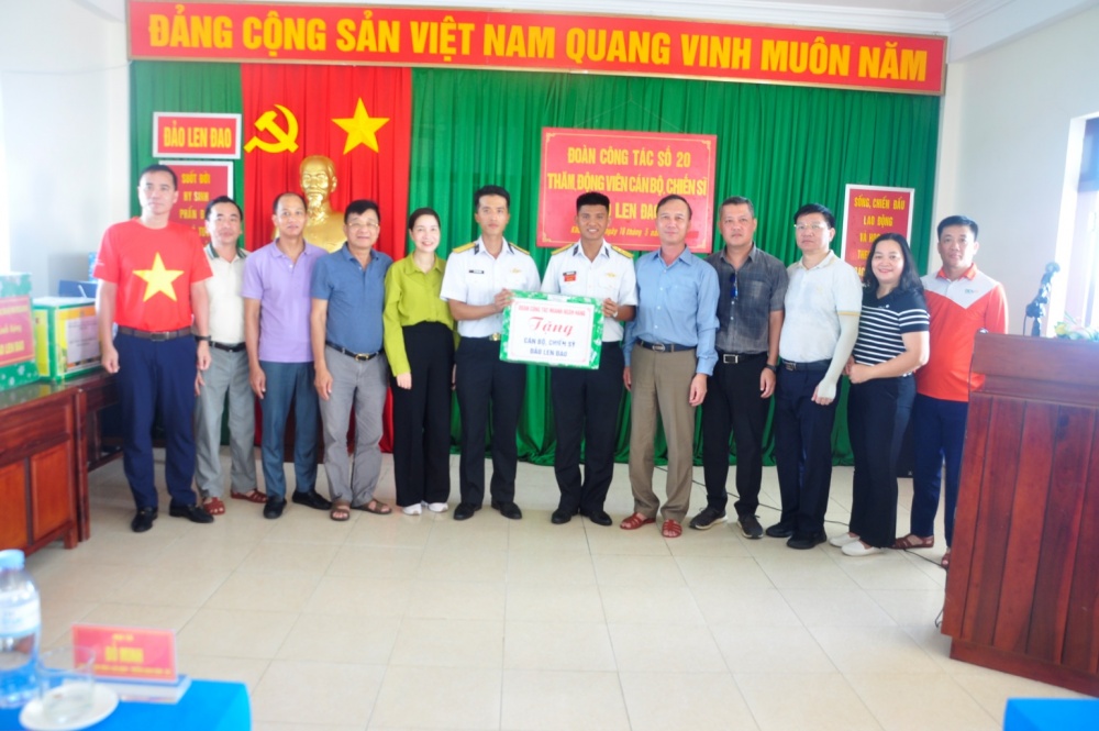 Đoàn công tác ngành Ngân hàng tặng quà cho cán bộ, chiến sĩ trên đảo Len Đao