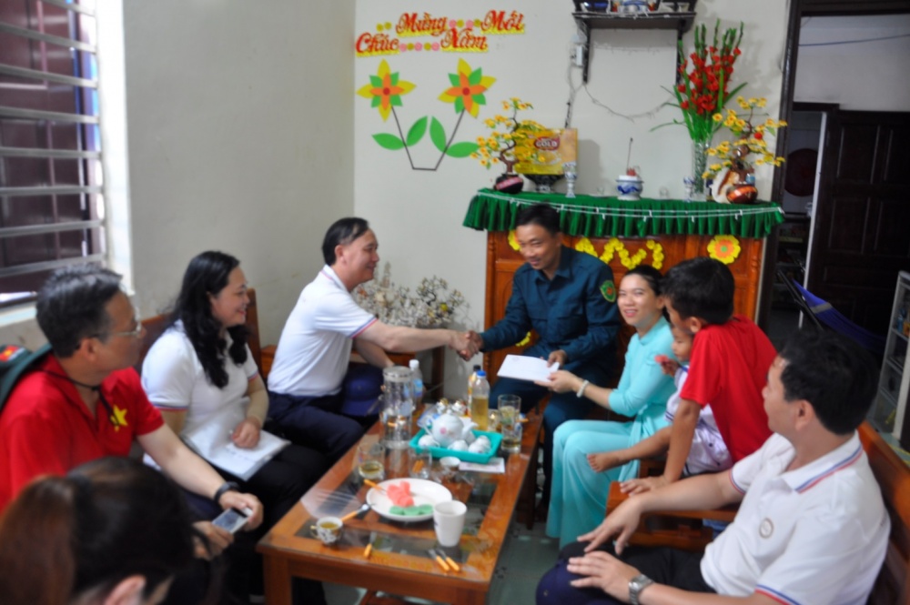 Ông Cao Văn Bình, Trưởng đoàn công tác ngành Ngân hàng tặng quà cho một hộ dân tại đảo Song Tử Tây