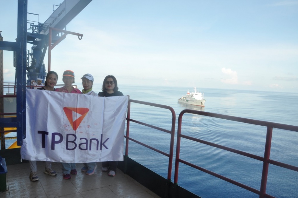 Các cán bộ, nhân viên TPBank tranh thủ “quảng cáo” trên nhà giàn DK 1/16