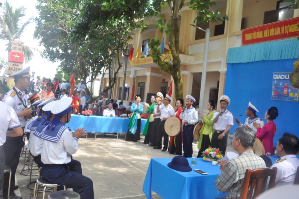 Giao lưu văn nghệ giữa Đoàn Nhà hát chèo Việt Nam với cán bộ, chiến sỹ trên đảo
