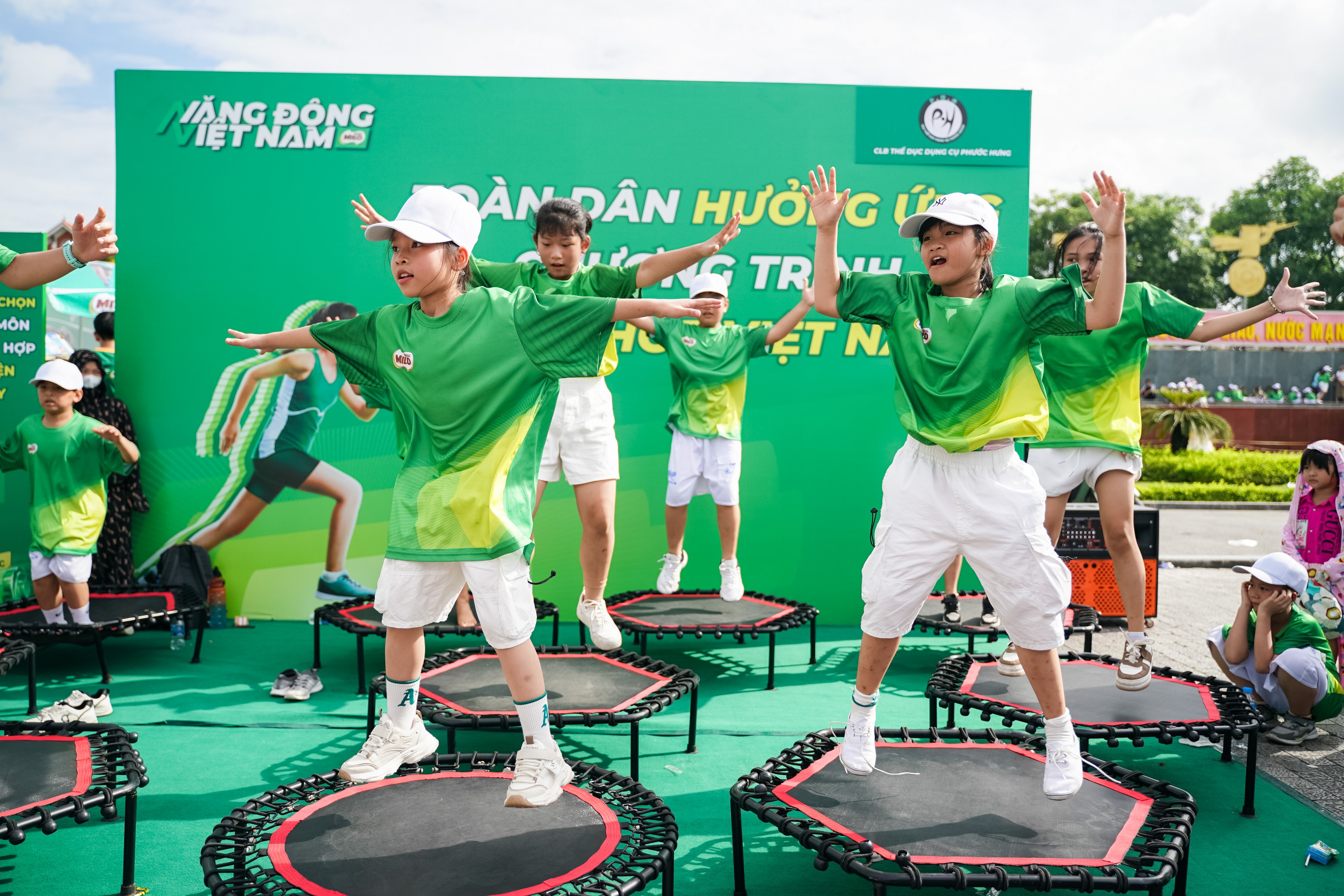 Các trò chơi vận động, hội thi, giải thi đấu thể thao đa dạng cho trẻ trải nghiệm và nâng cao sự bền bỉ.