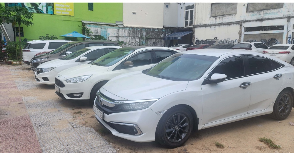 dù bãi đỗ xe thông minh đang ế ẩm, song nhiều bãi đỗ xe “không thông minh” ở địa phương lại đang ăn nên làm ra. dù bãi đỗ xe thông minh đang ế ẩm, song nhiều bãi đỗ xe “không thông minh” ở địa phương lại đang ăn nên làm ra.