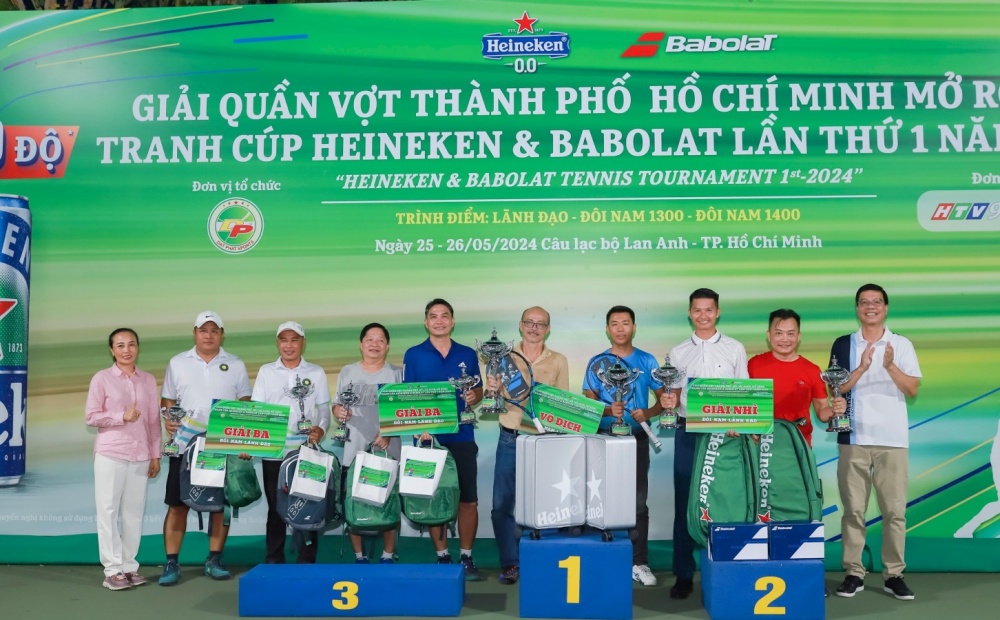 Ban tổ chức trao giải cho các tay vợt ở nội dung  Đôi Nam lãnh đạo (DPR 1400) 