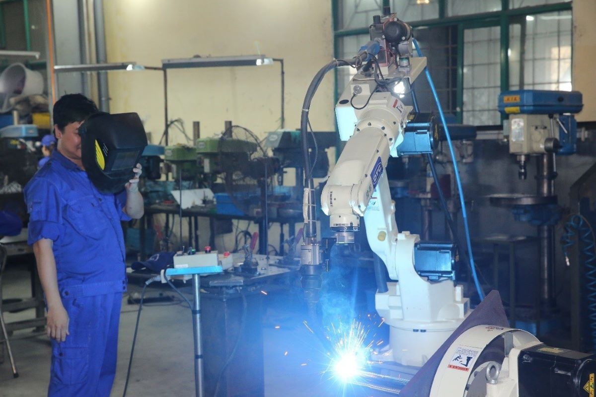 Nhiều công ty đã bắt đầu khám phá việc chuyển sản xuất ra ngoài Trung Quốc. Nhiều công ty đã bắt đầu khám phá việc chuyển sản xuất ra ngoài Trung Quốc.