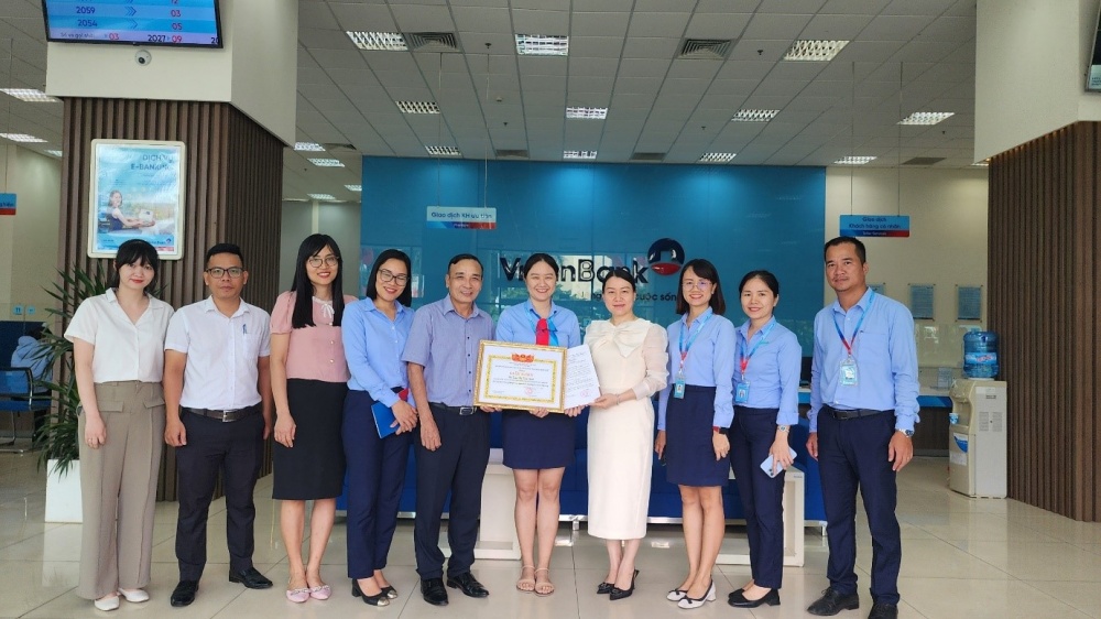 Khen thưởng giao dịch viên ngân hàng kịp thời ngăn chặn hành vi lừa đảo
