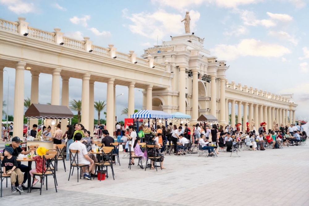Quảng trường Hoàng gia châu Âu mở ra không gian vui chơi rộng lớn, đa trải nghiệm dành cho các gia đình Quảng trường Hoàng gia châu Âu mở ra không gian vui chơi rộng lớn, đa trải nghiệm dành cho các gia đình
