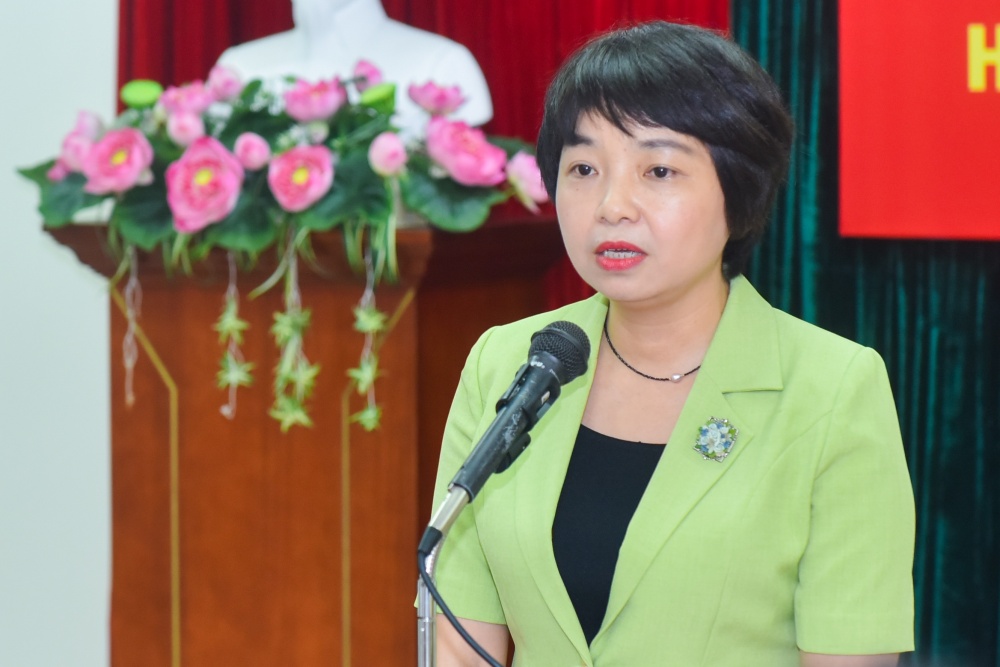 Trao tặng Huy hiệu 40 năm tuổi Đảng cho đảng viên Vụ Tài chính kế toán