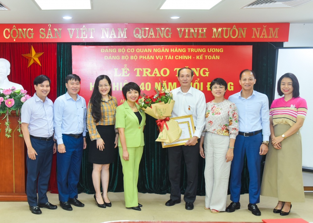 Trao tặng Huy hiệu 40 năm tuổi Đảng cho đảng viên Vụ Tài chính kế toán