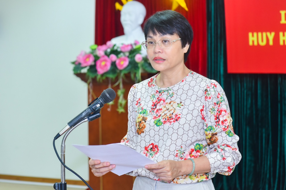 Trao tặng Huy hiệu 40 năm tuổi Đảng cho đảng viên Vụ Tài chính kế toán