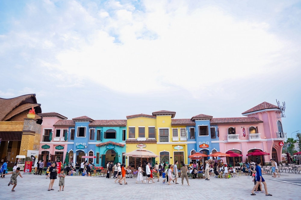 Hàng quán tại Khu phố thương mại VinWonders Cửa Hội đã chứng kiến dịp bội thu ngay trong ngày hoạt động đầu tiên