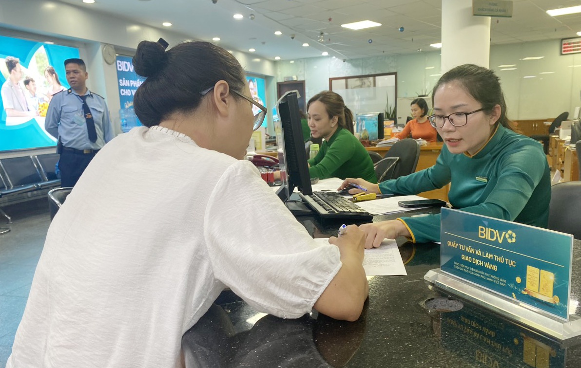 Mua vàng SJC tại điểm bán BIDV chi nhánh TP. Hồ Chí Minh - Ảnh: Đình Hải