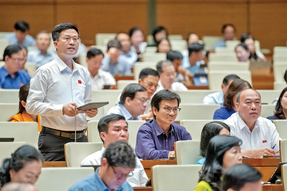 Đại biểu Đỗ Chí Nghĩa (Phú Yên) đề nghị cơ quan quản lý cho biết hướng xử lý vấn đề bảo vệ quyền lợi người tiêu dùng trong hoạt động thương mại điện tử hiện nay