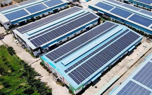 Nhiều doanh nghiệp đã đầu tư lắp đặt hệ thống năng lượng mặt trời mái nhà để chủ động nguồn cung điện năng cho sản xuất Nhiều doanh nghiệp đã đầu tư lắp đặt hệ thống năng lượng mặt trời mái nhà để chủ động nguồn cung điện năng cho sản xuất