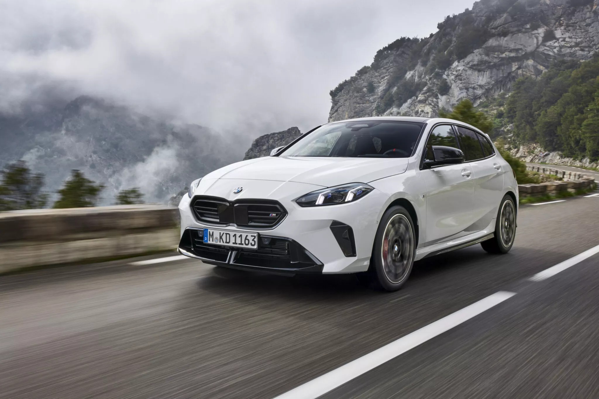 BMW 1-Series 2025 ra mắt: Thay đổi nhẹ nhàng, nội thất xịn không kém nhóm trên, giá dự kiến hút khách ở cả phân khúc xe sang lẫn phổ thông- Ảnh 2. BMW 1-Series 2025 ra mắt: Thay đổi nhẹ nhàng, nội thất xịn không kém nhóm trên, giá dự kiến hút khách ở cả phân khúc xe sang lẫn phổ thông- Ảnh 2.