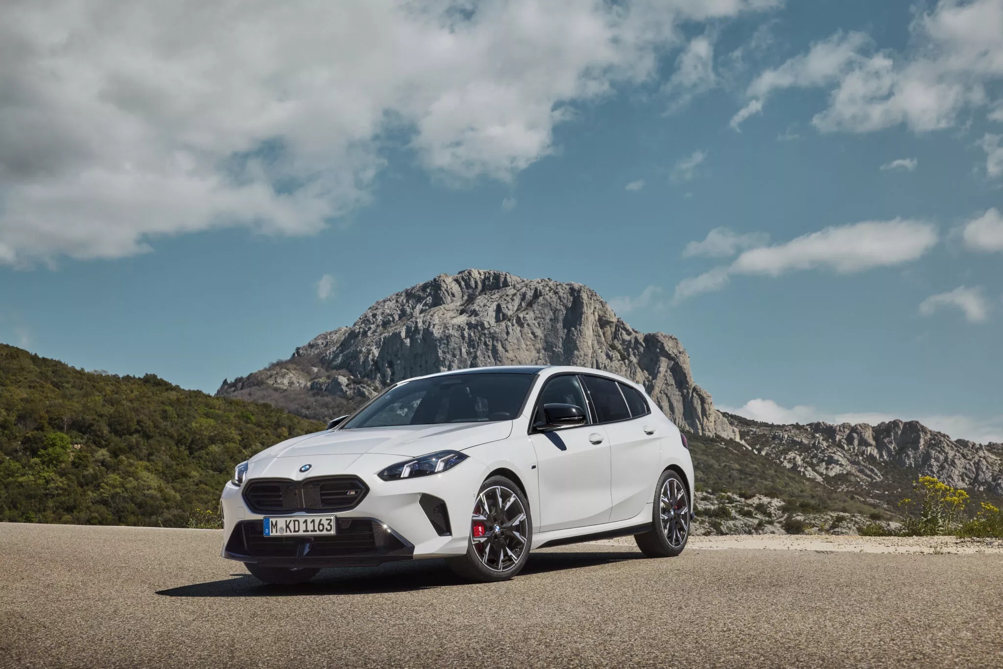 BMW 1-Series 2025 ra mắt: Thay đổi nhẹ nhàng, nội thất xịn không kém nhóm trên, giá dự kiến hút khách ở cả phân khúc xe sang lẫn phổ thông- Ảnh 6. BMW 1-Series 2025 ra mắt: Thay đổi nhẹ nhàng, nội thất xịn không kém nhóm trên, giá dự kiến hút khách ở cả phân khúc xe sang lẫn phổ thông- Ảnh 6.