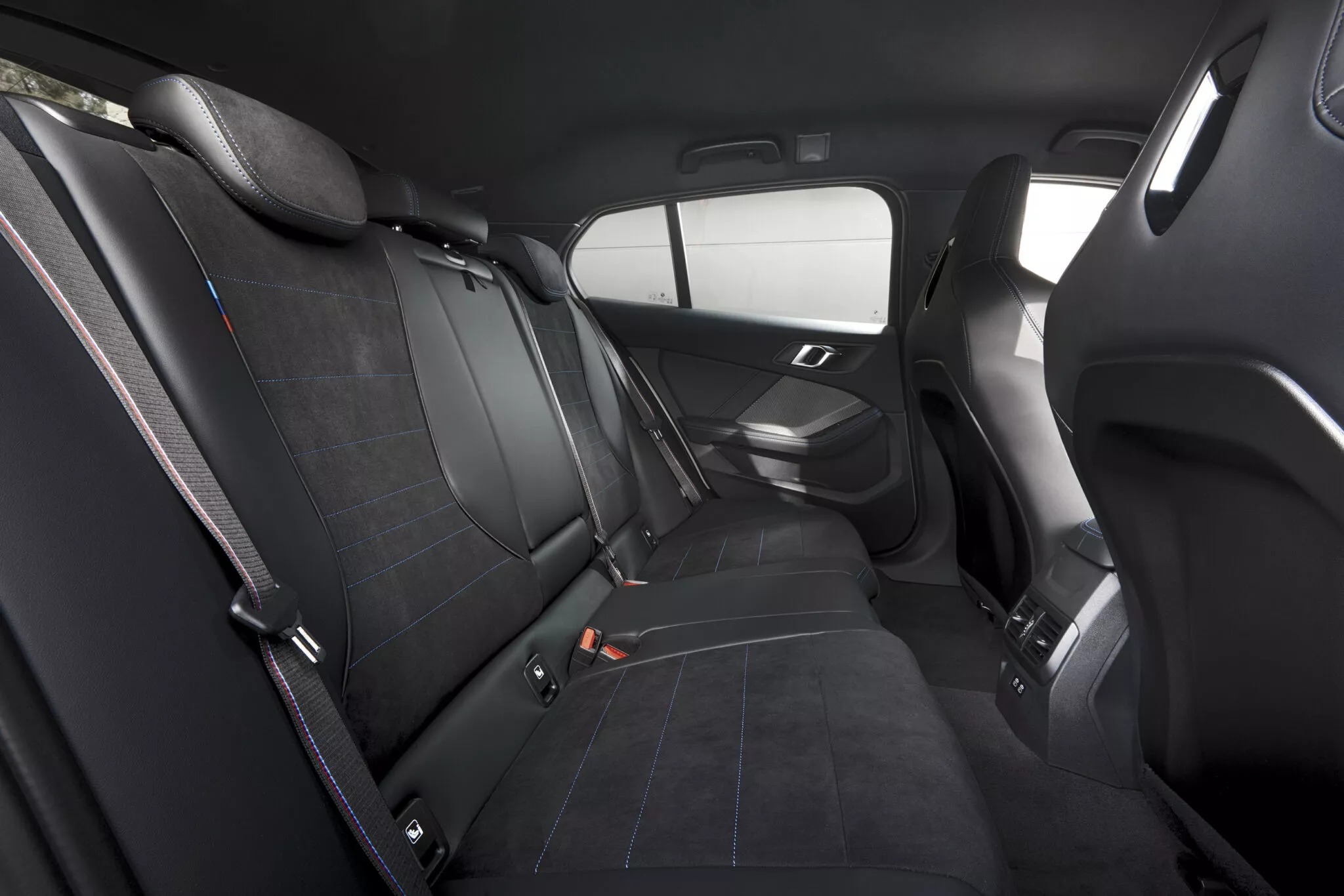 BMW 1-Series 2025 ra mắt: Thay đổi nhẹ nhàng, nội thất xịn không kém nhóm trên, giá dự kiến hút khách ở cả phân khúc xe sang lẫn phổ thông- Ảnh 24. BMW 1-Series 2025 ra mắt: Thay đổi nhẹ nhàng, nội thất xịn không kém nhóm trên, giá dự kiến hút khách ở cả phân khúc xe sang lẫn phổ thông- Ảnh 24.