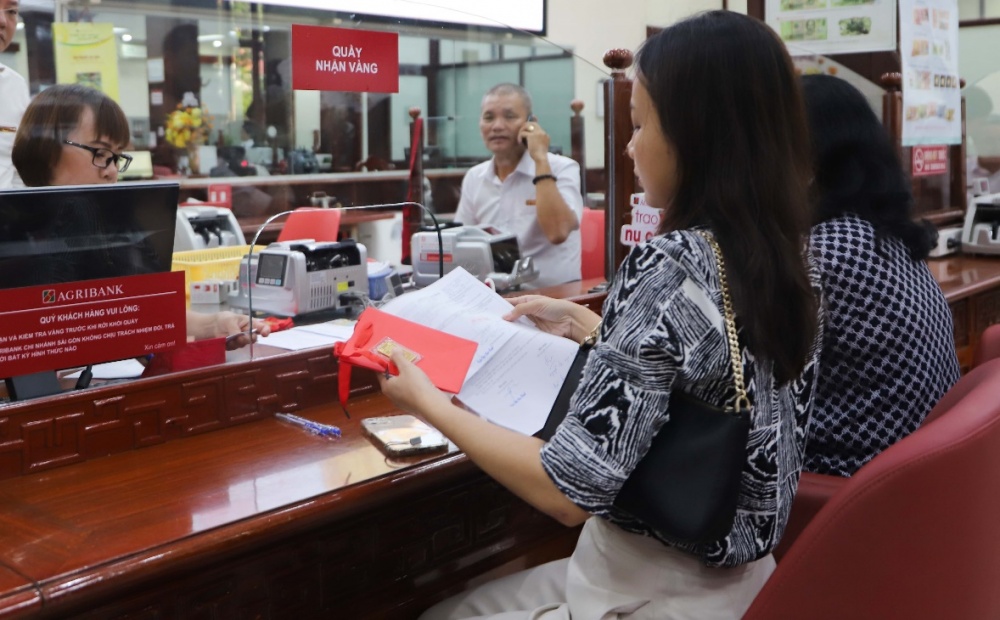 Người dân mua vàng miếng bình ổn tại điểm giao dịch Agribank (số 2 Võ Văn Kiệt, Quận 1, TP. Hồ Chí Minh)