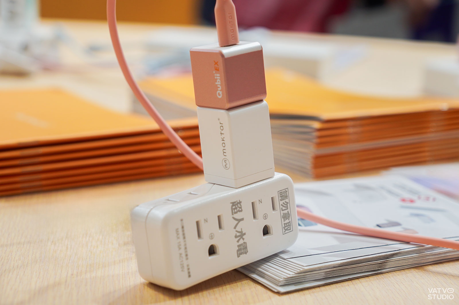 Người dùng có thể cắm MAKTAR Qubii vào củ sạc, khi này, quá trình sao lưu dữ liệu tự động diễn ra mỗi khi sạc điện thoại